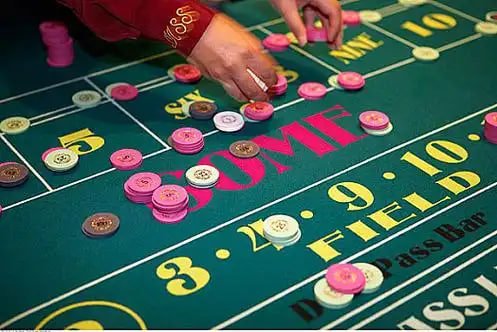 Filipino player selecting a slot title on nettikasinot mobile browser